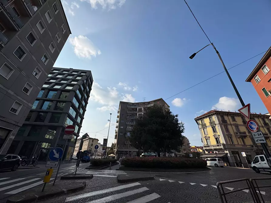 Immagine 2 di Locale commerciale in affitto  in Piazza Tito Minniti a Milano