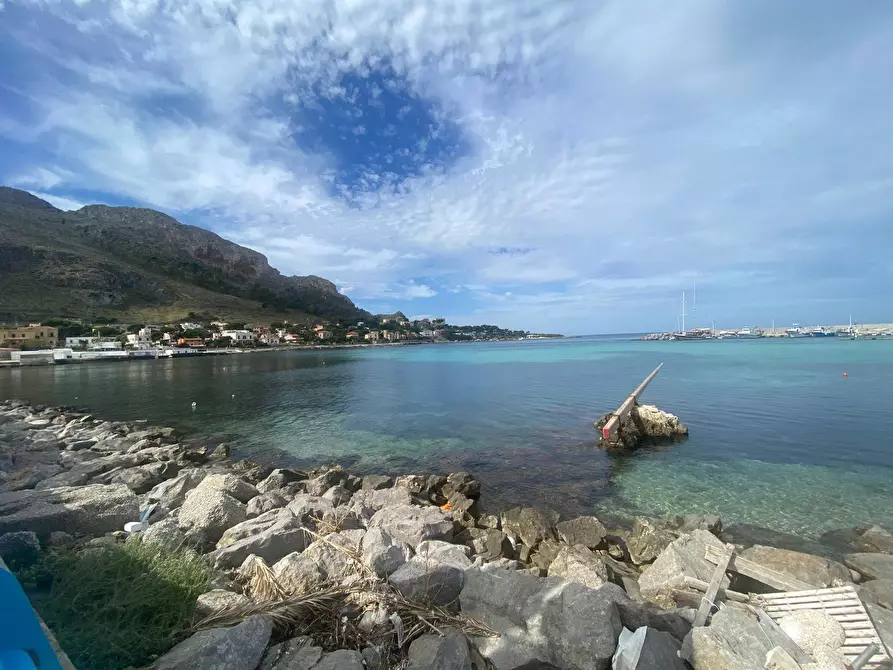 Immagine 2 di Attività commerciale in affitto  in Piazza Marina Di Sferracavallo a Palermo