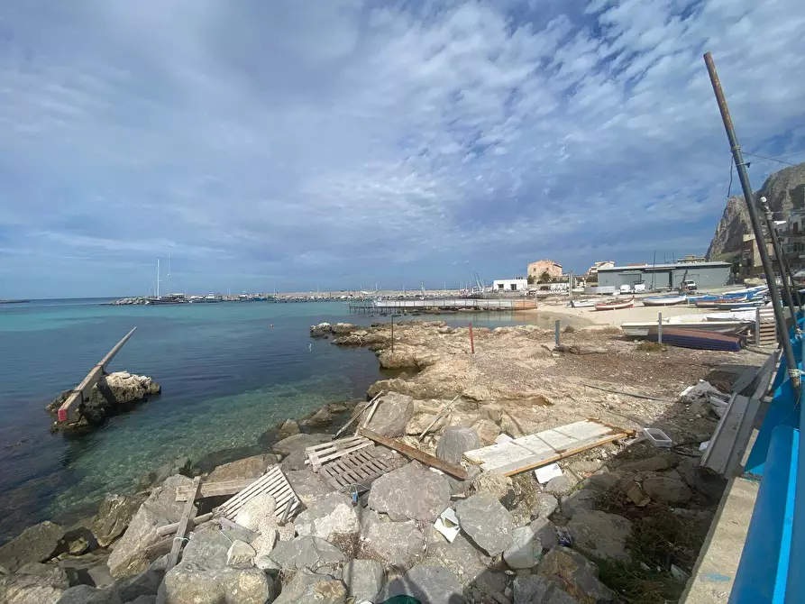 Immagine 3 di Attività commerciale in affitto  in Piazza Marina Di Sferracavallo a Palermo