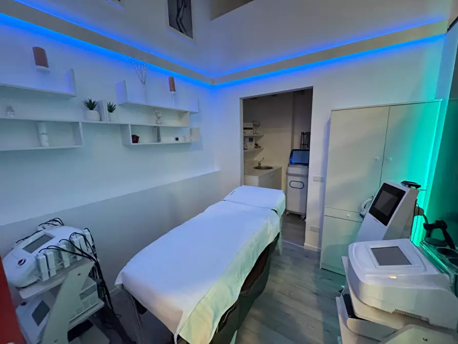 Immagine 3 di Locale commerciale in affitto  in Viale Monte Nero a Milano