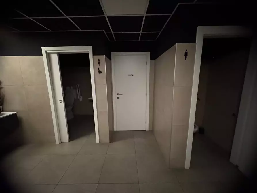 Immagine 18 di Negozio in affitto  in Piazza Risorgimento, gallarate a Gallarate