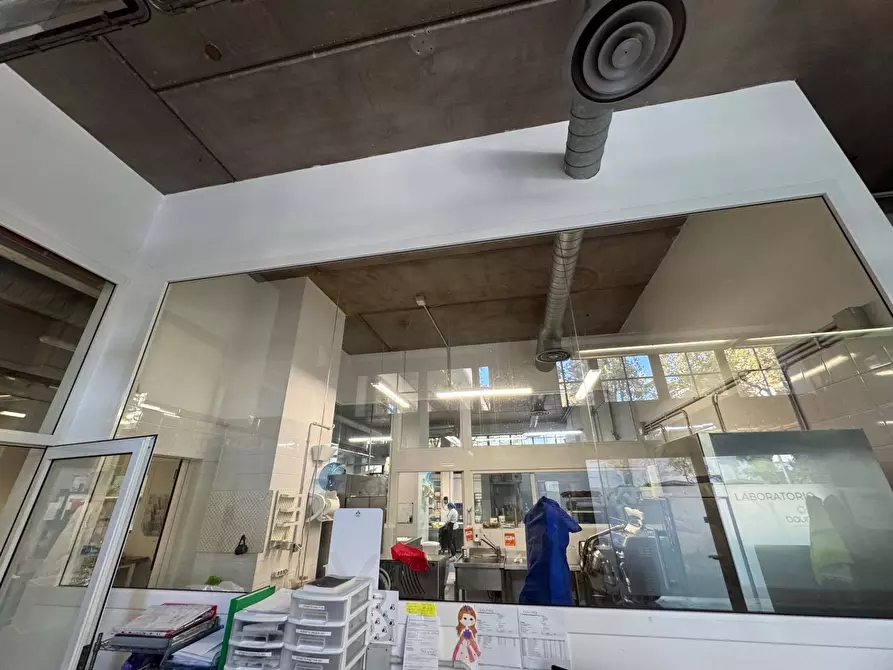 Immagine 2 di Locale commerciale in affitto  in Piazzale Loreto a Milano