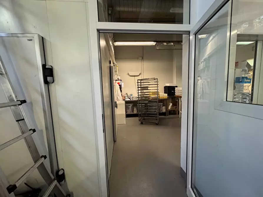 Immagine 3 di Locale commerciale in affitto  in Piazzale Loreto a Milano