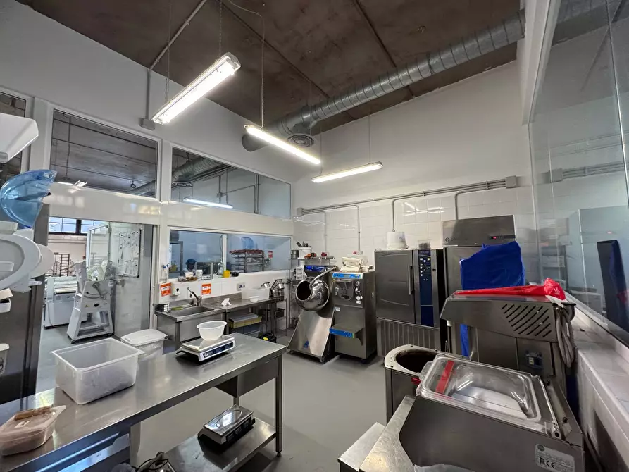 Immagine 4 di Locale commerciale in affitto  in Piazzale Loreto a Milano