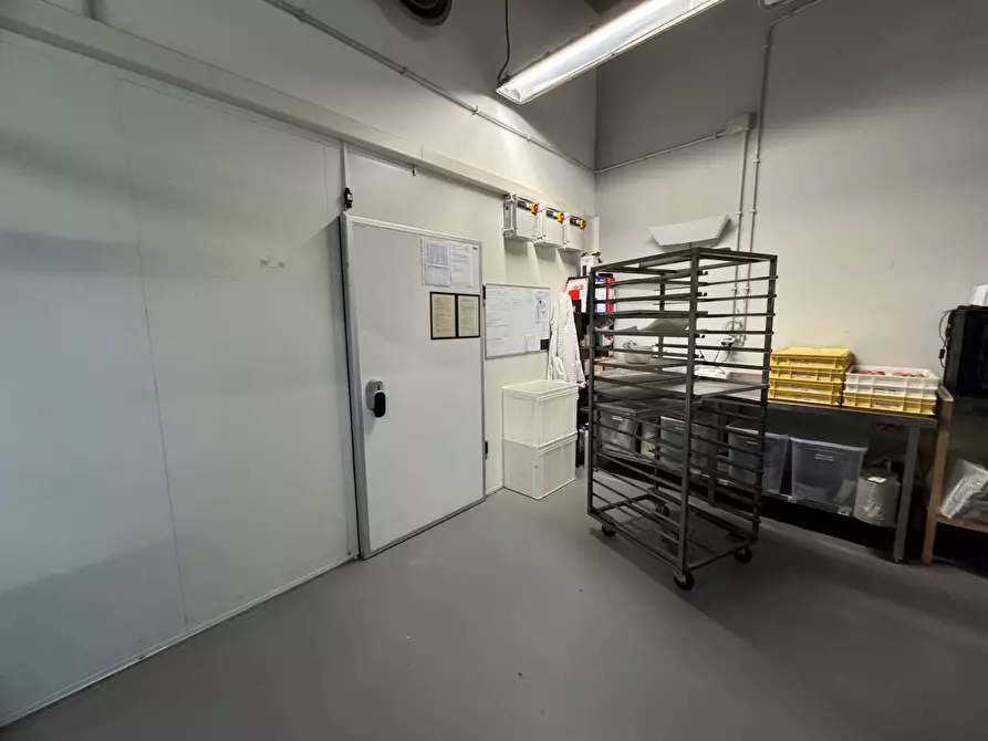 Immagine 5 di Locale commerciale in affitto  in Piazzale Loreto a Milano