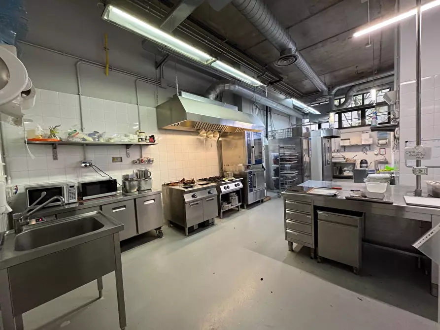 Immagine 1 di Locale commerciale in affitto  in Piazzale Loreto a Milano