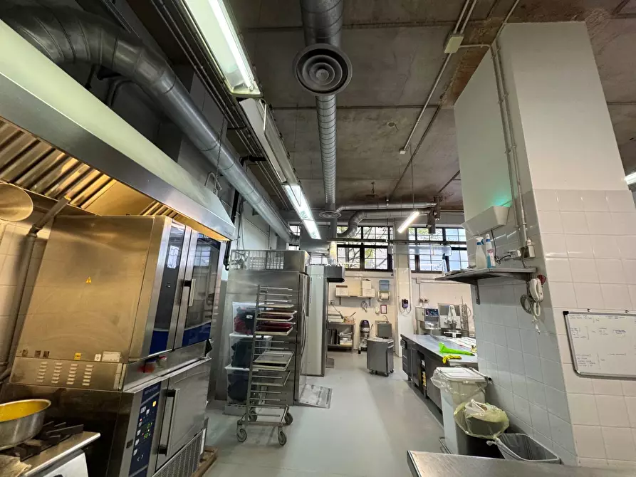 Immagine 6 di Locale commerciale in affitto  in Piazzale Loreto a Milano