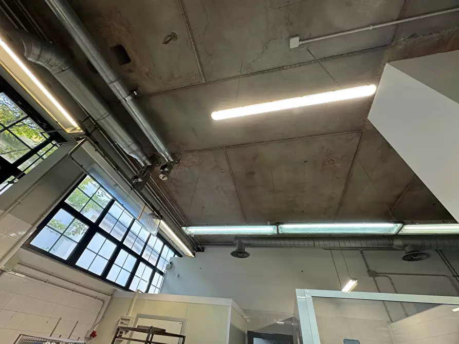 Immagine 7 di Locale commerciale in affitto  in Piazzale Loreto a Milano