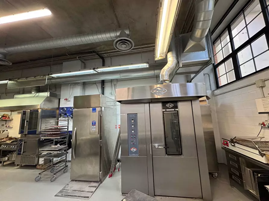 Immagine 8 di Locale commerciale in affitto  in Piazzale Loreto a Milano