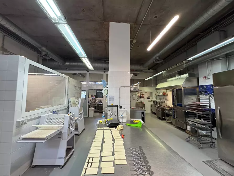 Immagine 9 di Locale commerciale in affitto  in Piazzale Loreto a Milano