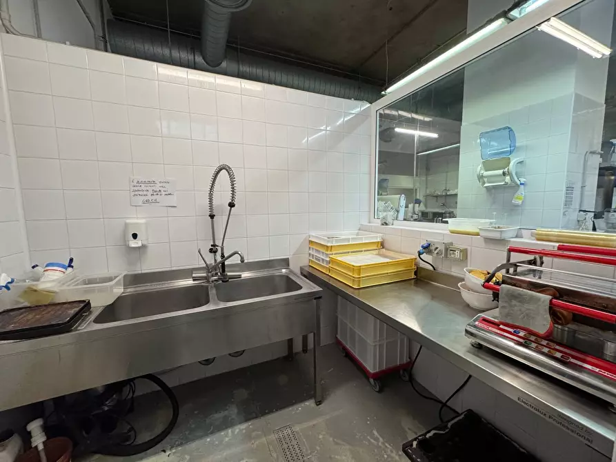 Immagine 10 di Locale commerciale in affitto  in Piazzale Loreto a Milano