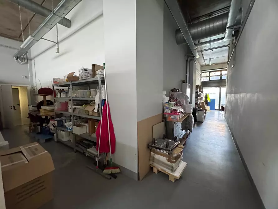 Immagine 11 di Locale commerciale in affitto  in Piazzale Loreto a Milano