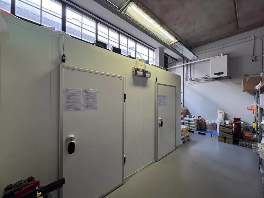 Immagine 12 di Locale commerciale in affitto  in Piazzale Loreto a Milano