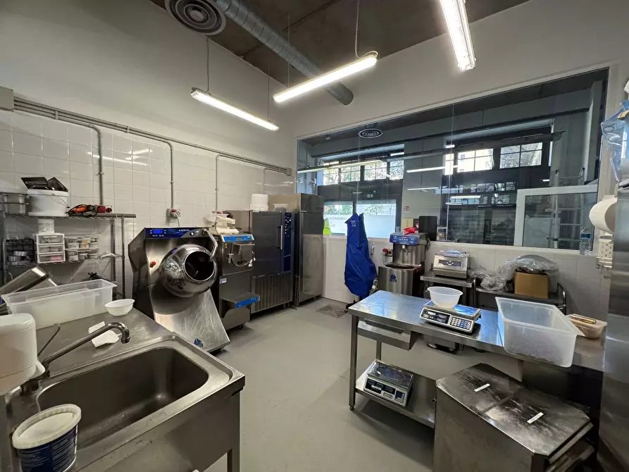 Immagine 13 di Locale commerciale in affitto  in Piazzale Loreto a Milano