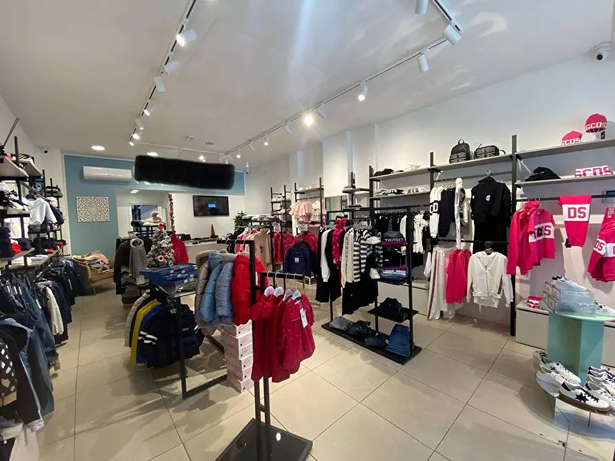 Immagine 1 di Negozio in affitto  in Via Gaetano Daita a Palermo