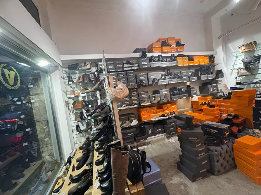 Immagine 3 di Negozio in affitto  in Corso Di Porta Vittoria a Milano