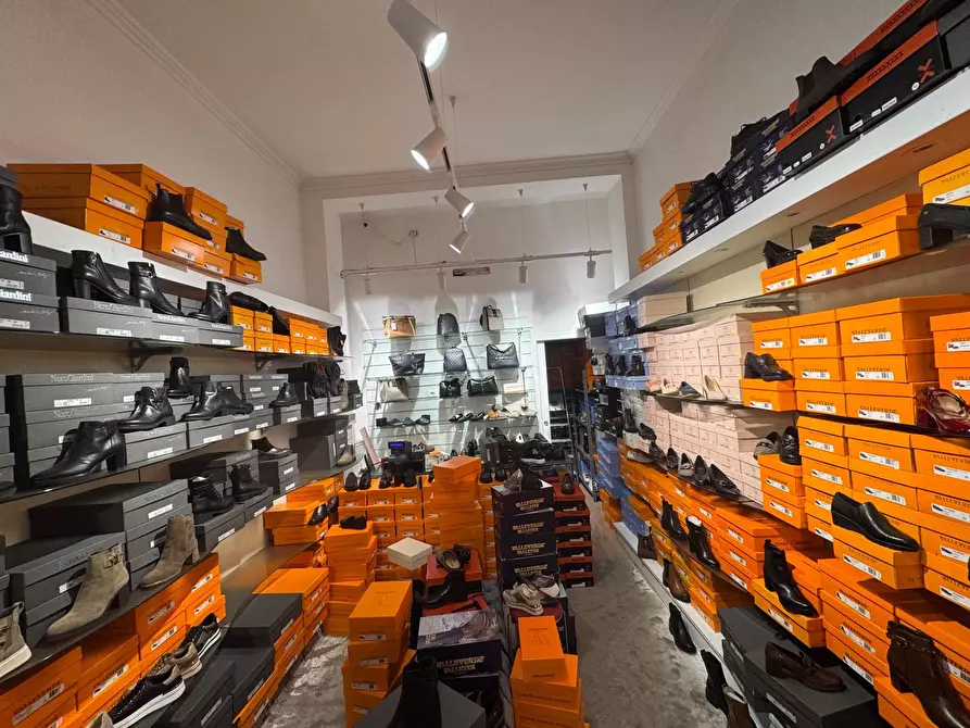 Immagine 4 di Negozio in affitto  in Corso Di Porta Vittoria a Milano