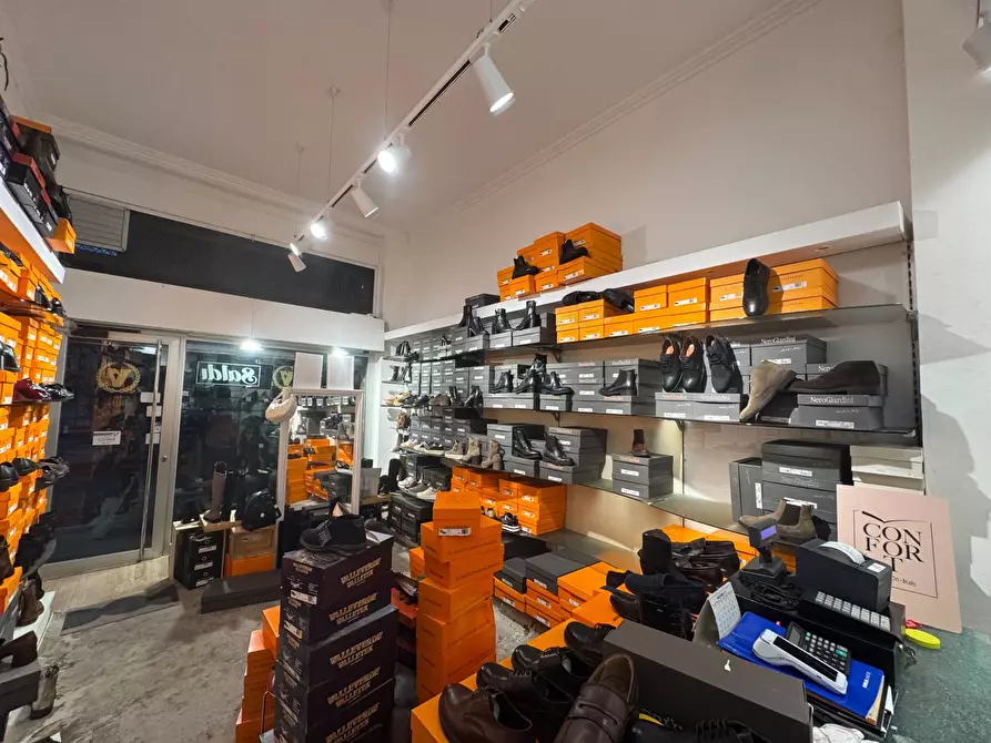 Immagine 2 di Negozio in affitto  in Corso Di Porta Vittoria a Milano