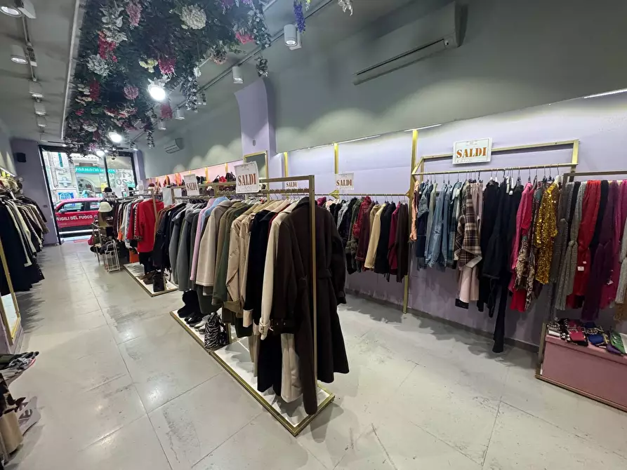 Immagine 1 di Negozio in affitto  in Via Mariano Stabile a Palermo