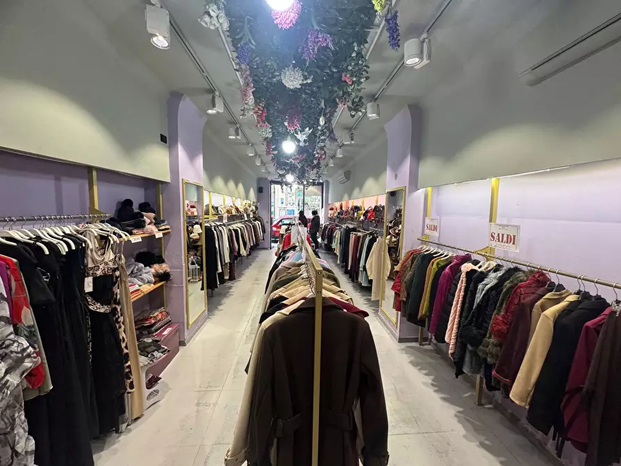Immagine 2 di Negozio in affitto  in Via Mariano Stabile a Palermo