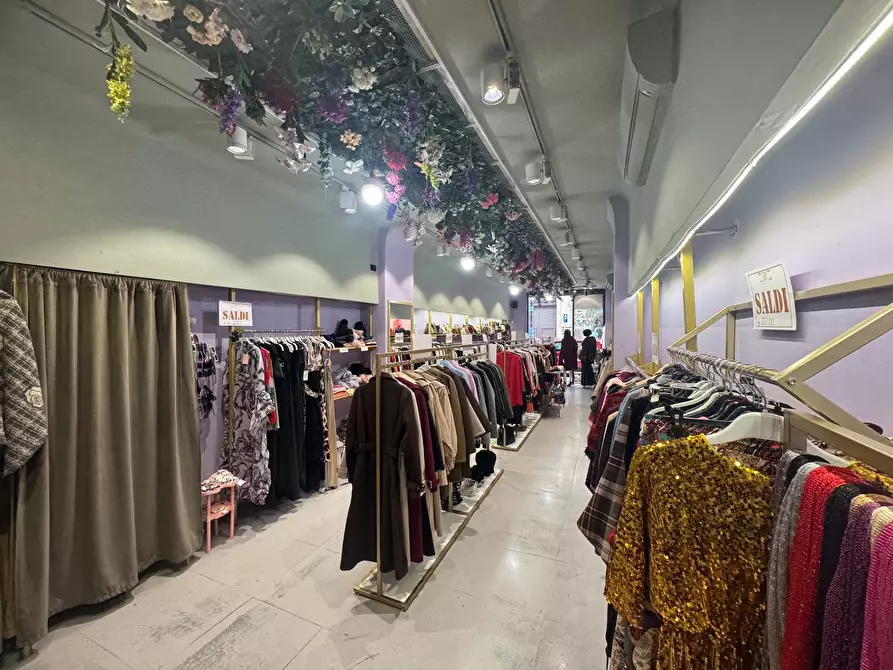 Immagine 4 di Negozio in affitto  in Via Mariano Stabile a Palermo