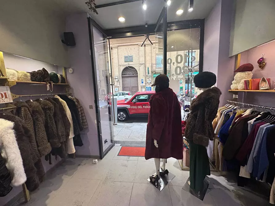 Immagine 5 di Negozio in affitto  in Via Mariano Stabile a Palermo