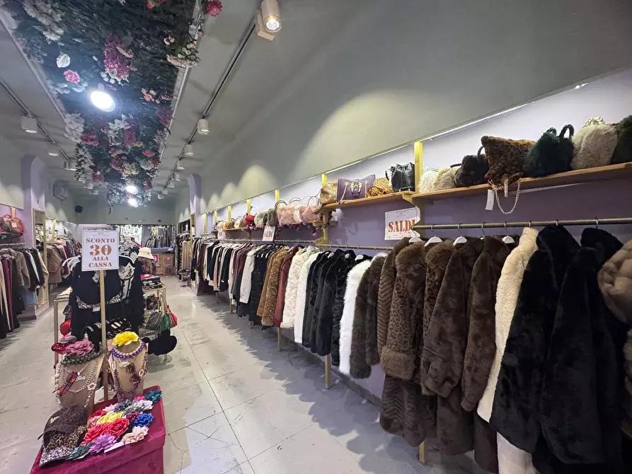 Immagine 6 di Negozio in affitto  in Via Mariano Stabile a Palermo