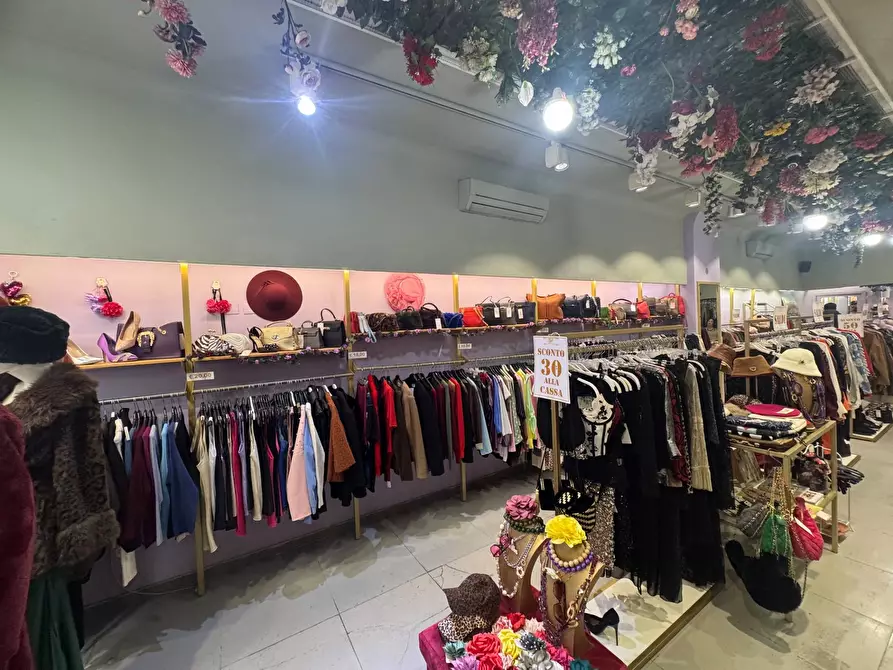 Immagine 7 di Negozio in affitto  in Via Mariano Stabile a Palermo