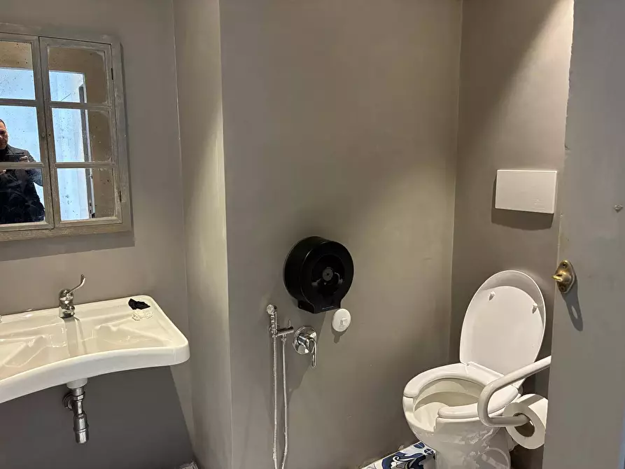 Immagine 13 di Attività commerciale in vendita  in Via Nicolò Gallo a Palermo