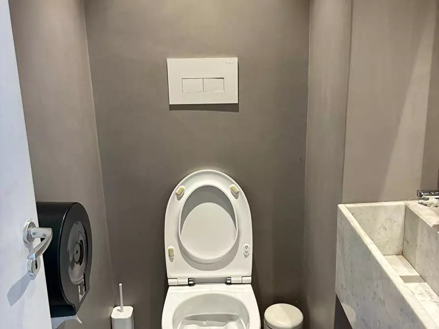 Immagine 14 di Attività commerciale in vendita  in Via Nicolò Gallo a Palermo