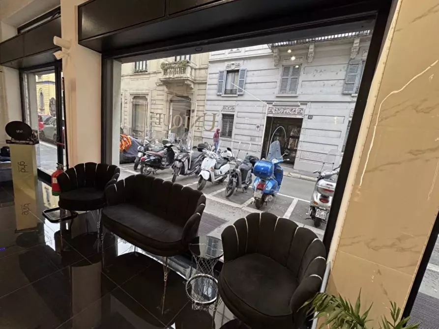 Immagine 2 di Negozio in affitto  in Via Giuseppe Parini a Milano
