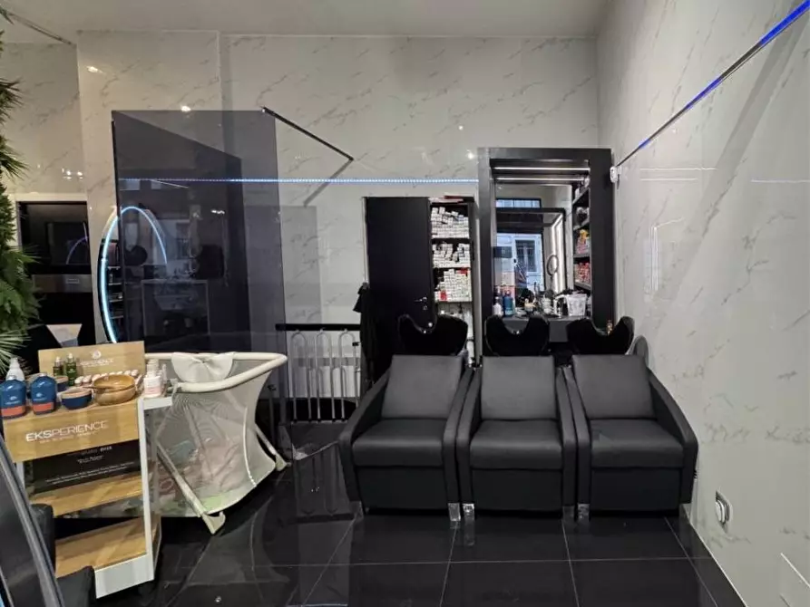 Immagine 9 di Negozio in affitto  in Via Giuseppe Parini a Milano