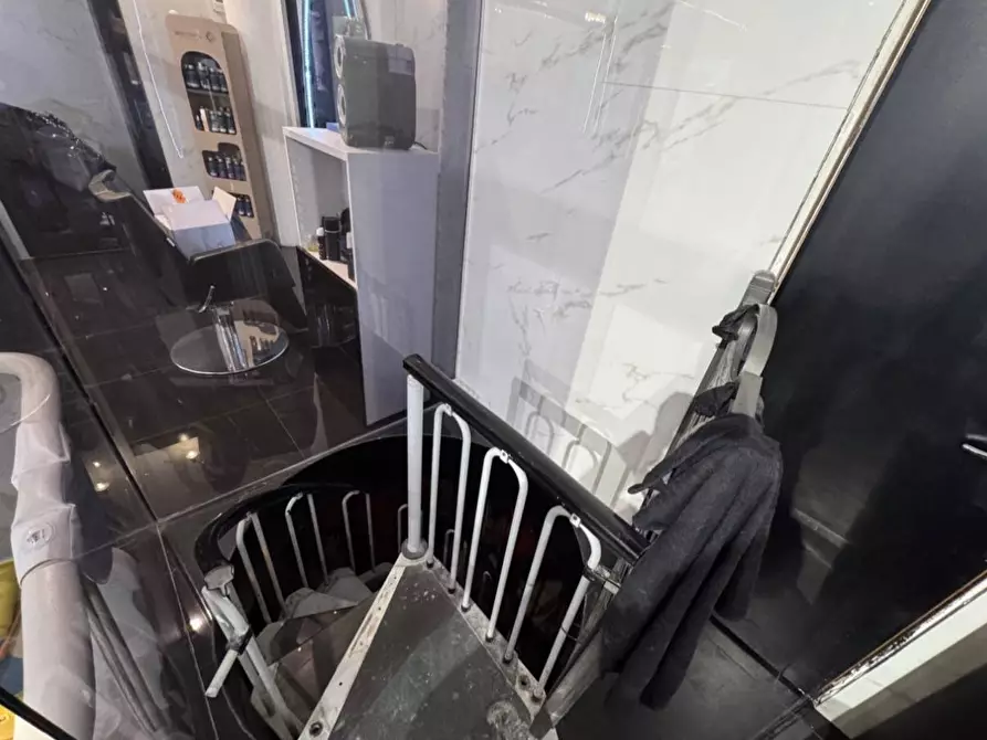 Immagine 15 di Negozio in affitto  in Via Giuseppe Parini a Milano