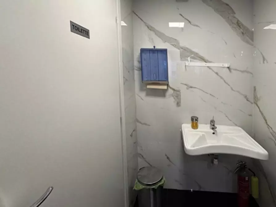 Immagine 18 di Negozio in affitto  in Via Giuseppe Parini a Milano