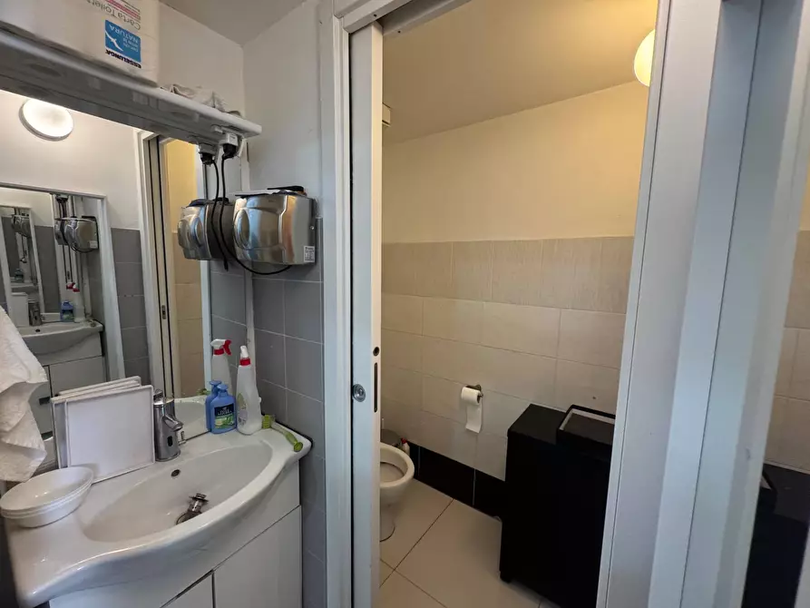 Immagine 4 di Negozio in affitto  in Via Torino a Milano