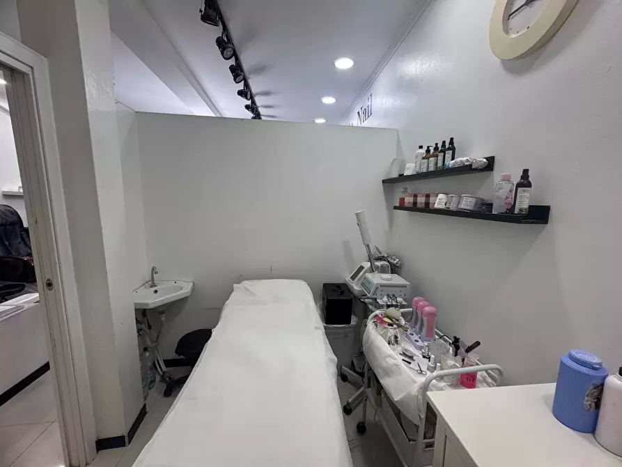 Immagine 6 di Negozio in affitto  in Via Torino a Milano