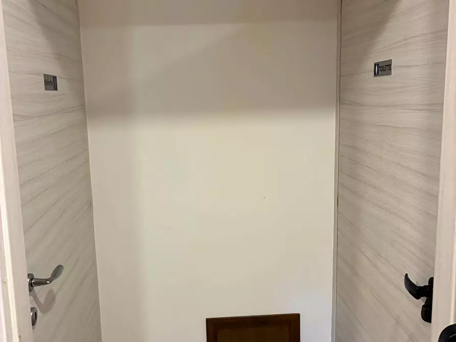 Immagine 9 di Attività commerciale in affitto  in Via Vittorio Emanuele a Palermo