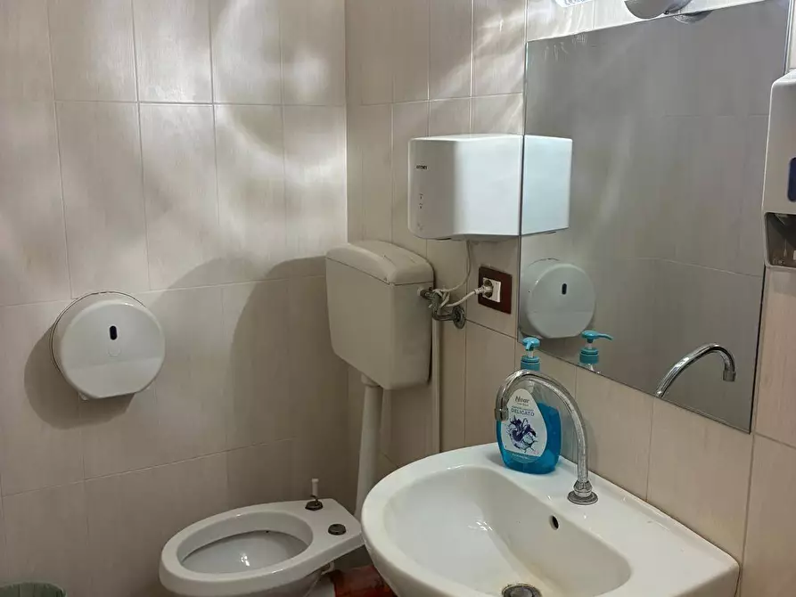 Immagine 10 di Attività commerciale in affitto  in Via Vittorio Emanuele a Palermo