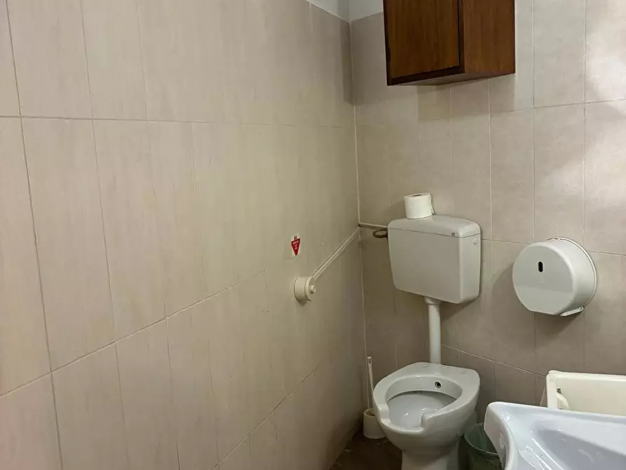 Immagine 11 di Attività commerciale in affitto  in Via Vittorio Emanuele a Palermo