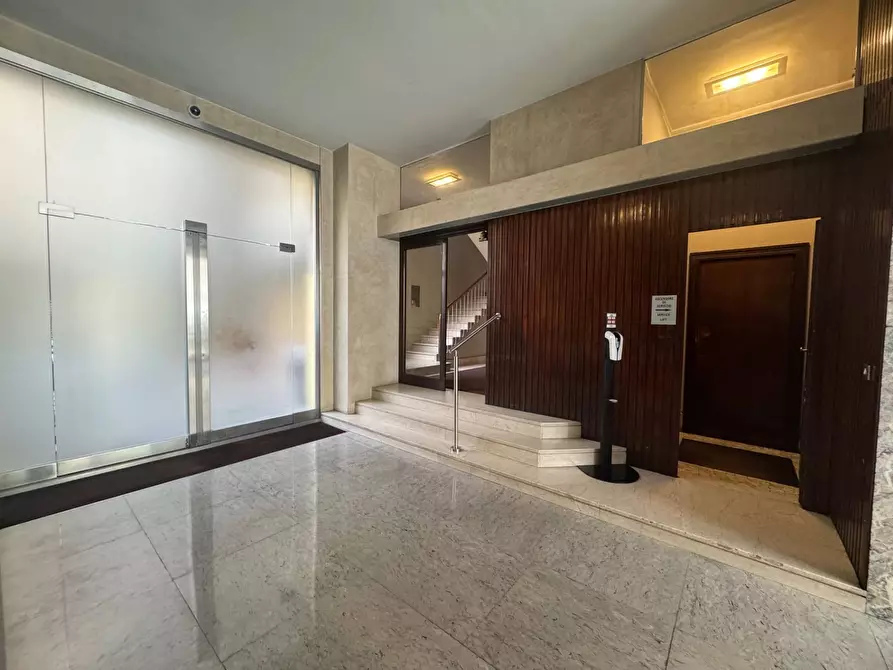 Immagine 18 di Negozio in affitto  in Via Giosue' Carducci a Milano