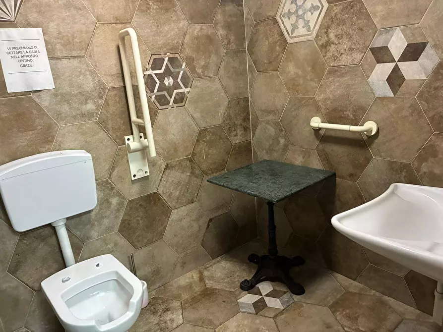 Immagine 16 di Negozio in affitto  in Piazza Castelnuovo a Palermo