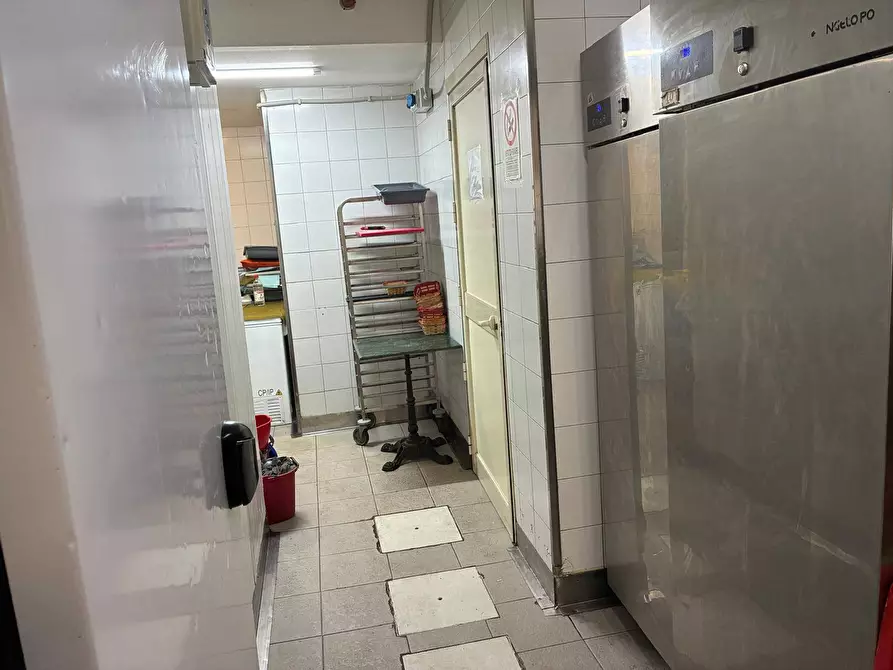 Immagine 21 di Negozio in affitto  in Piazza Castelnuovo a Palermo