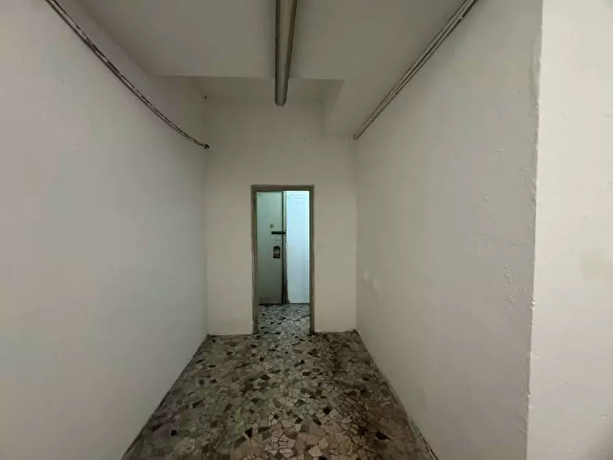 Immagine 6 di Negozio in affitto  in Via Giosue' Carducci a Milano