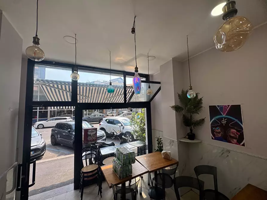 Immagine 4 di Negozio in vendita  in Via Lario a Milano