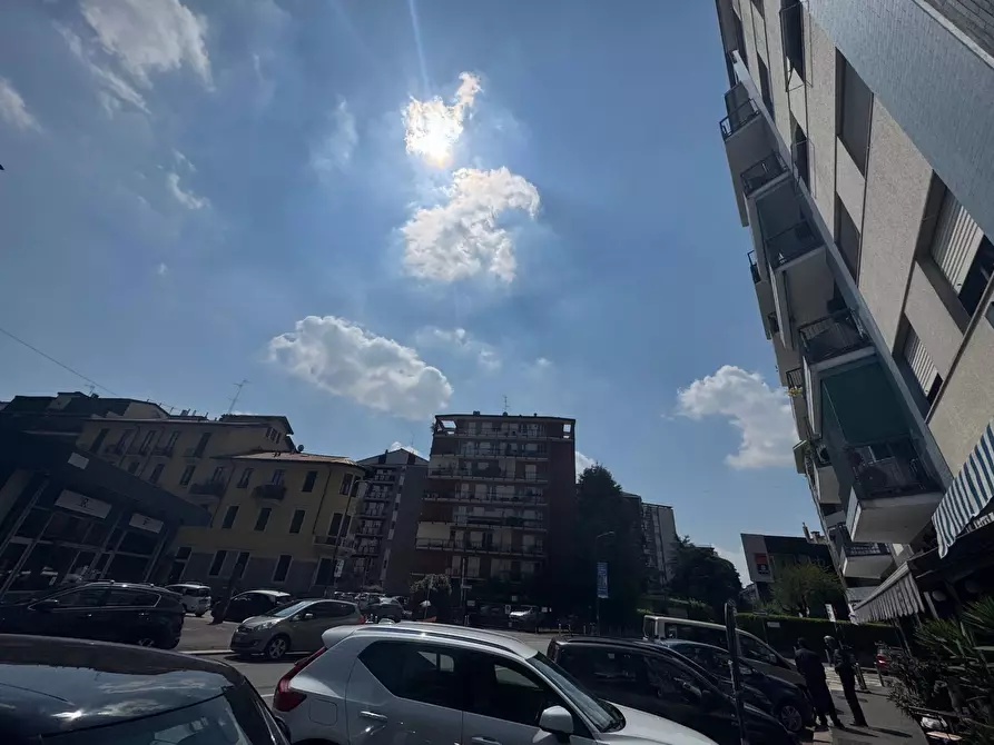 Immagine 10 di Negozio in vendita  in Via Lario a Milano
