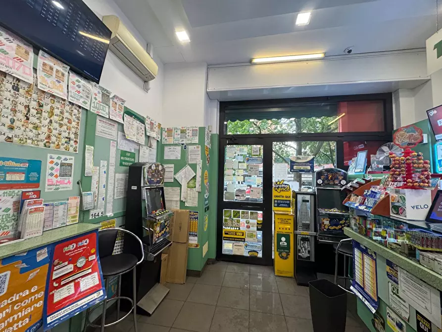 Immagine 6 di Negozio in affitto  in Via Giambellino a Milano