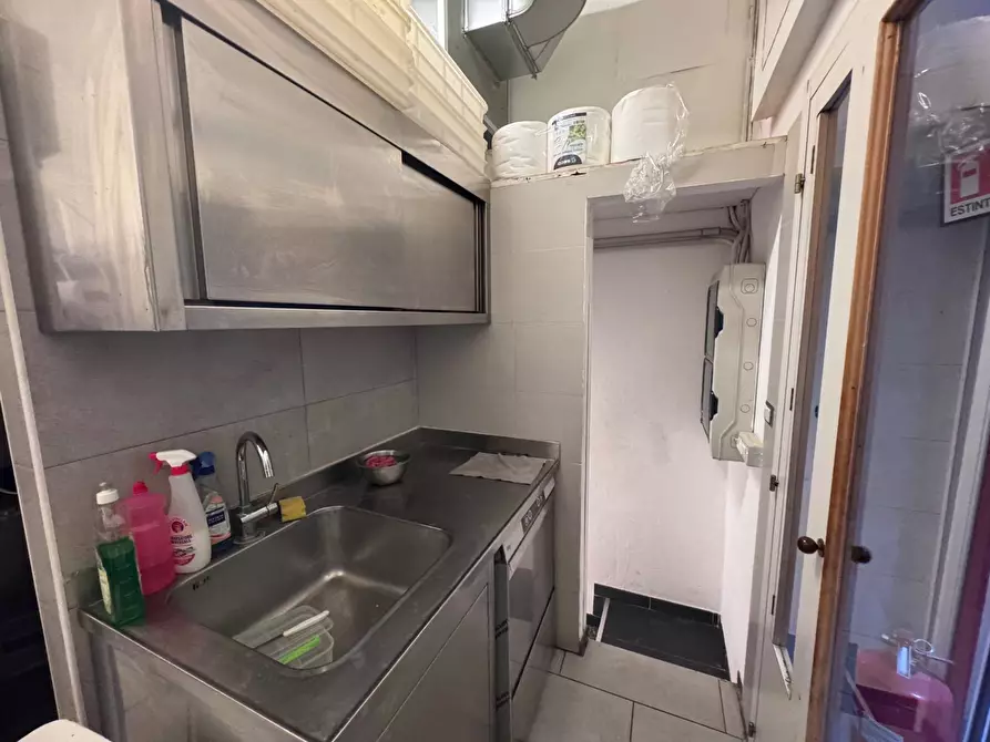 Immagine 9 di Negozio in affitto  in Largo Del Carrobbio a Milano