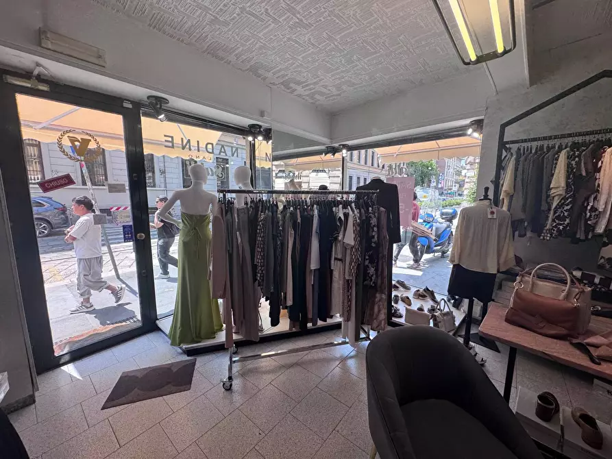 Immagine 1 di Negozio in affitto  in Corso Di Porta Romana a Milano