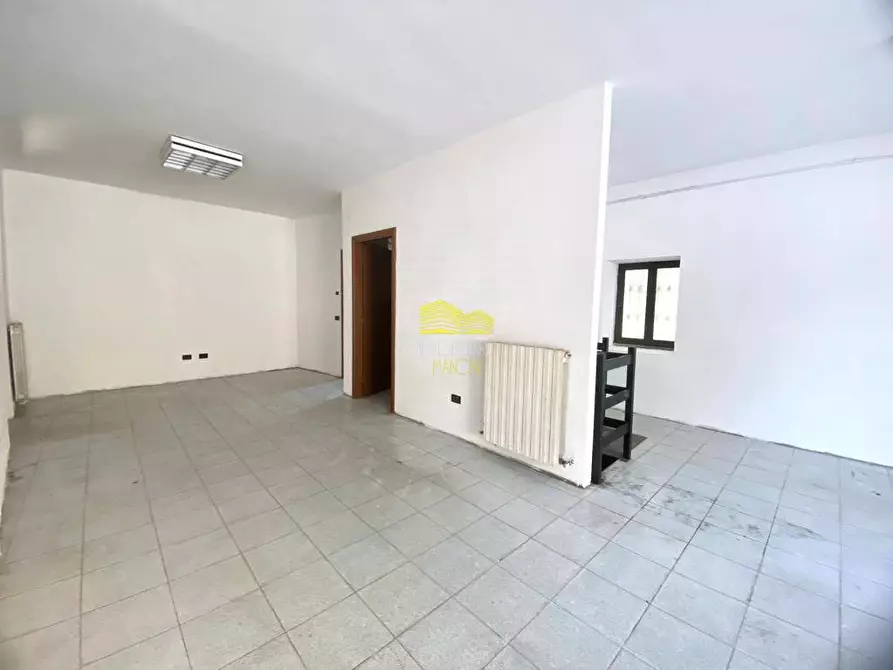 Immagine 5 di Negozio in vendita  in via cavour a Grezzago