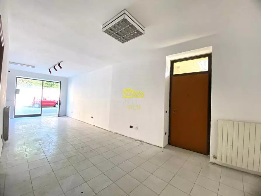 Immagine 6 di Negozio in vendita  in via cavour a Grezzago